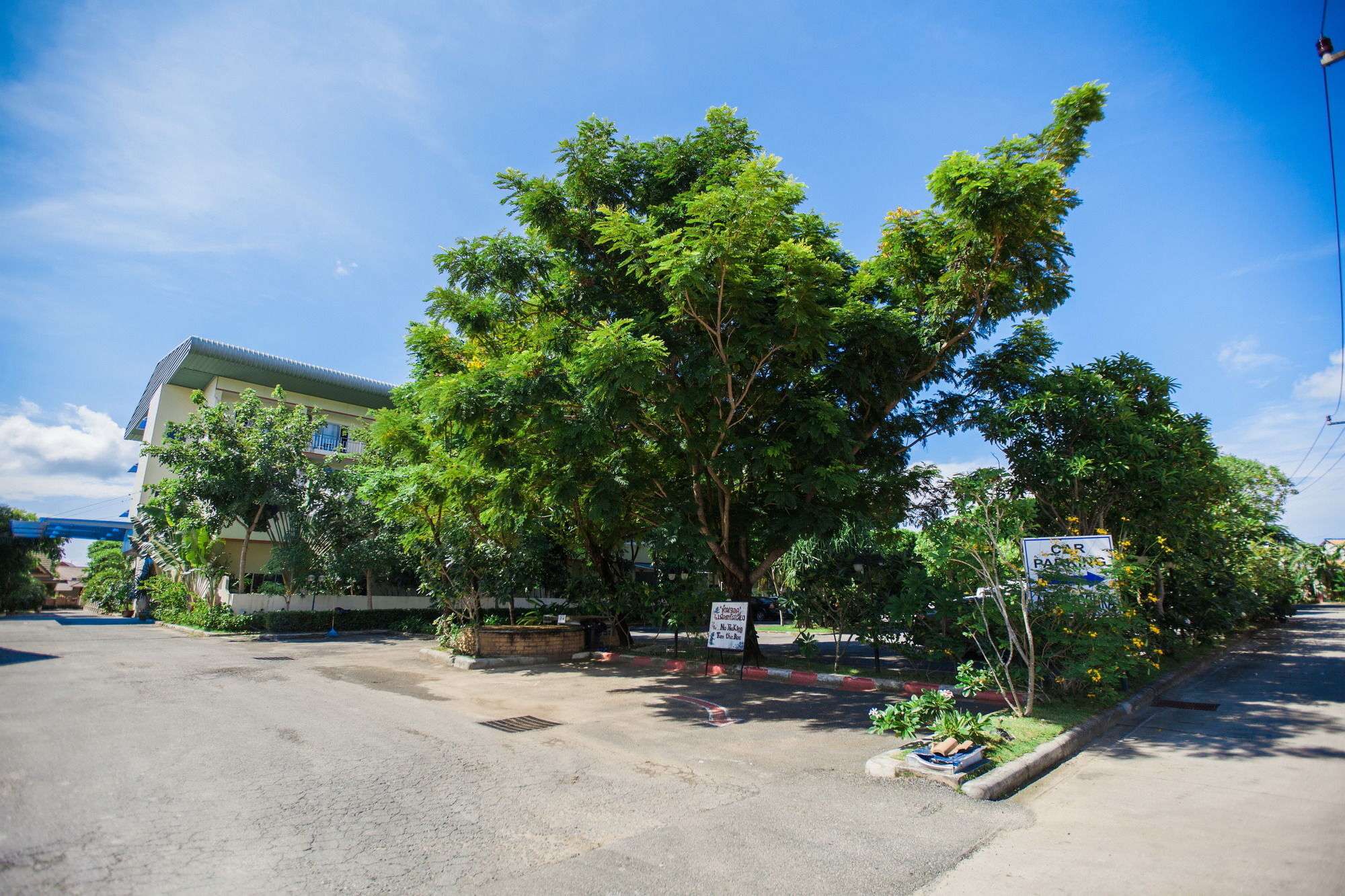 Chalong Beach Hotel Phuket Rawai Exterior foto