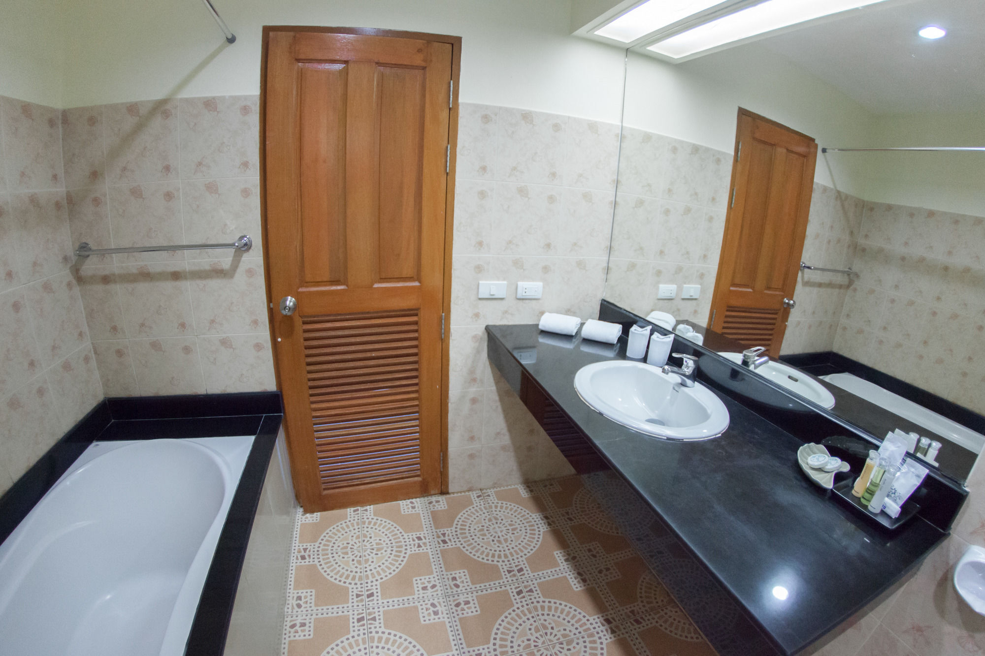 Chalong Beach Hotel Phuket Rawai Exterior foto