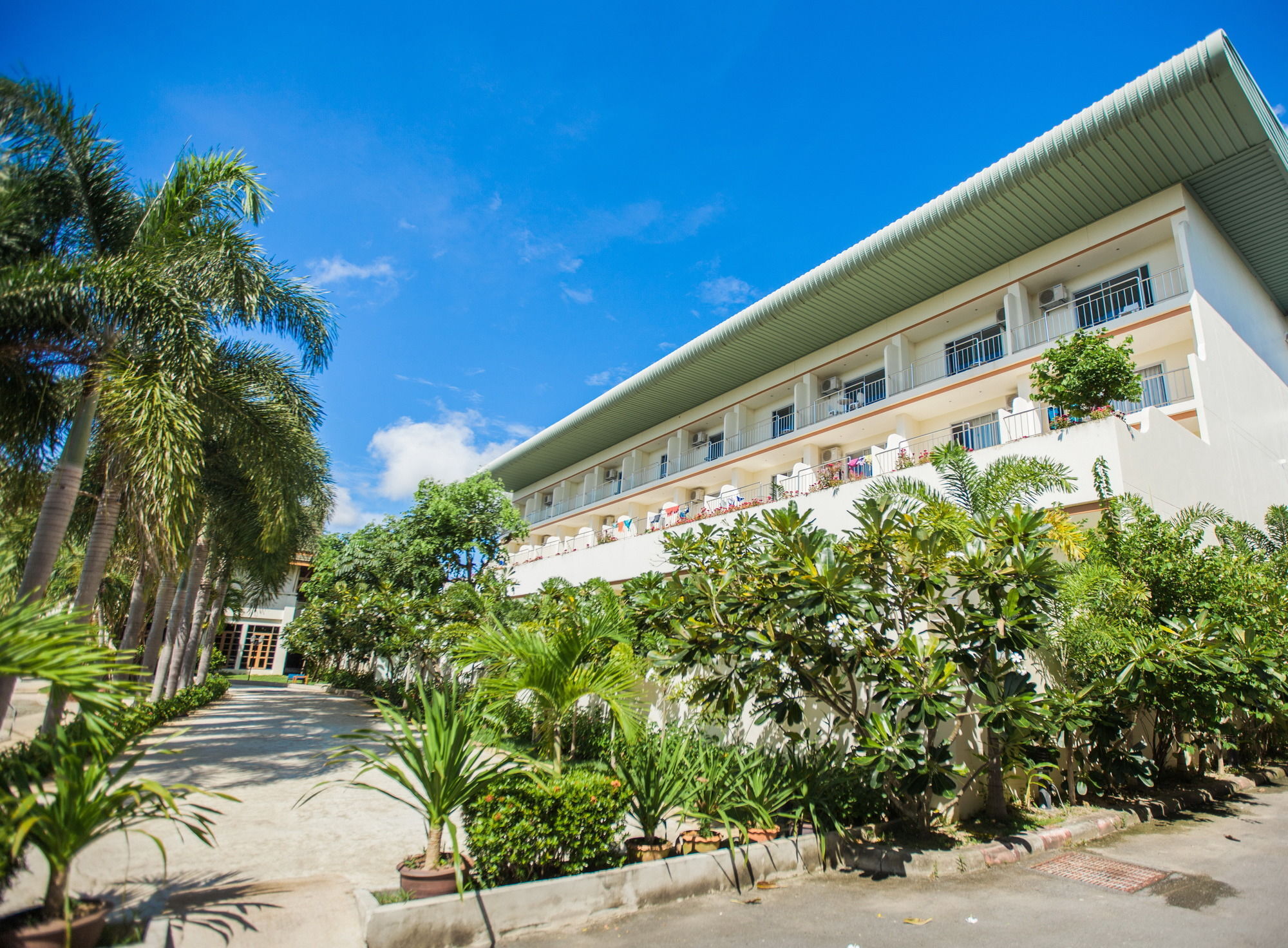 Chalong Beach Hotel Phuket Rawai Exterior foto