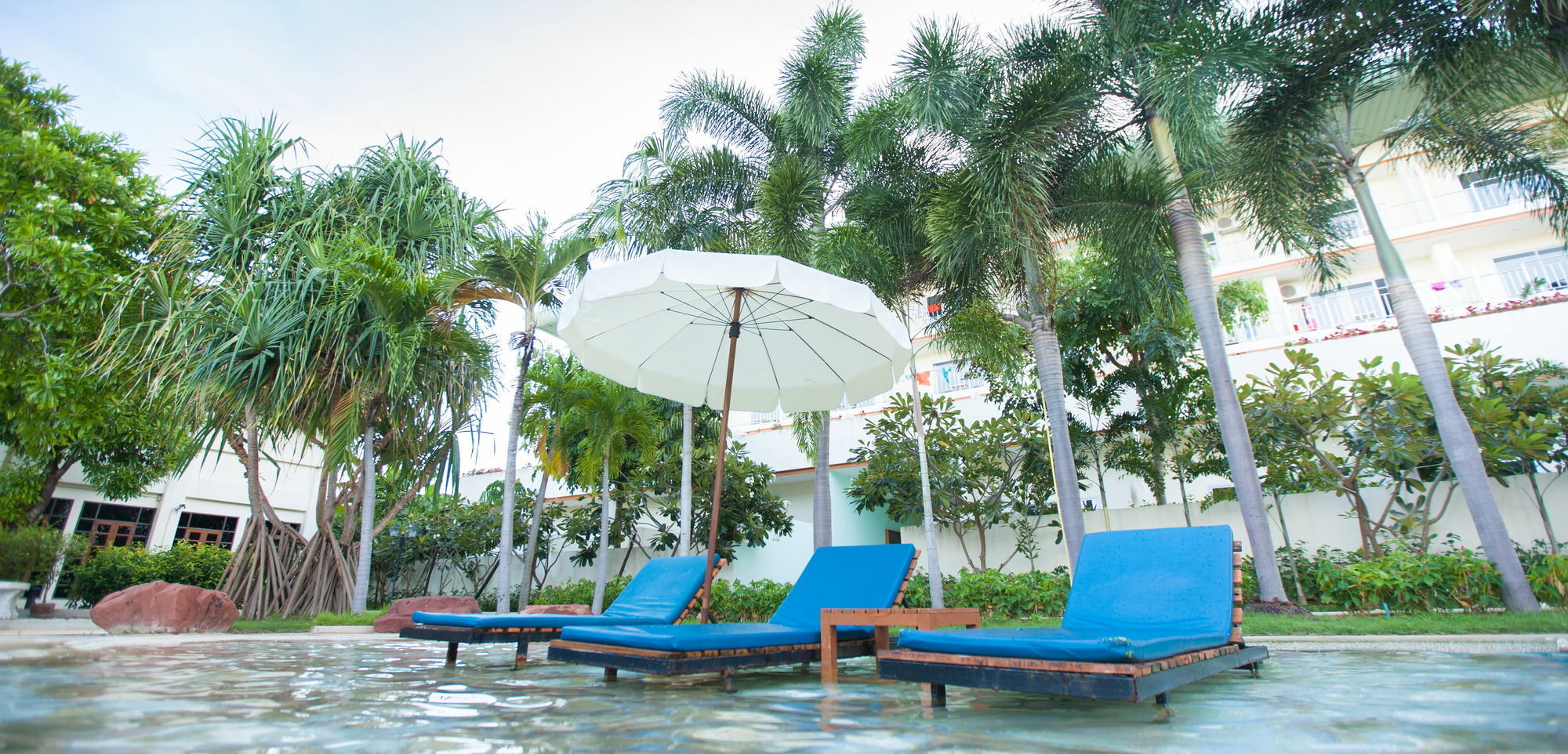 Chalong Beach Hotel Phuket Rawai Exterior foto